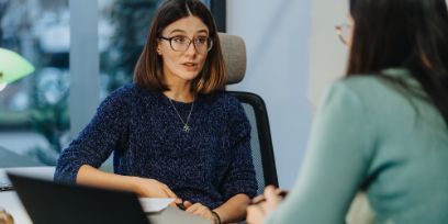 Persönlicher Austausch im Mentoring-Tandem – erfahrene Berufsleute begleiten Absolvent*innen der Sozialen Arbeit beim Einstieg in den Beruf.